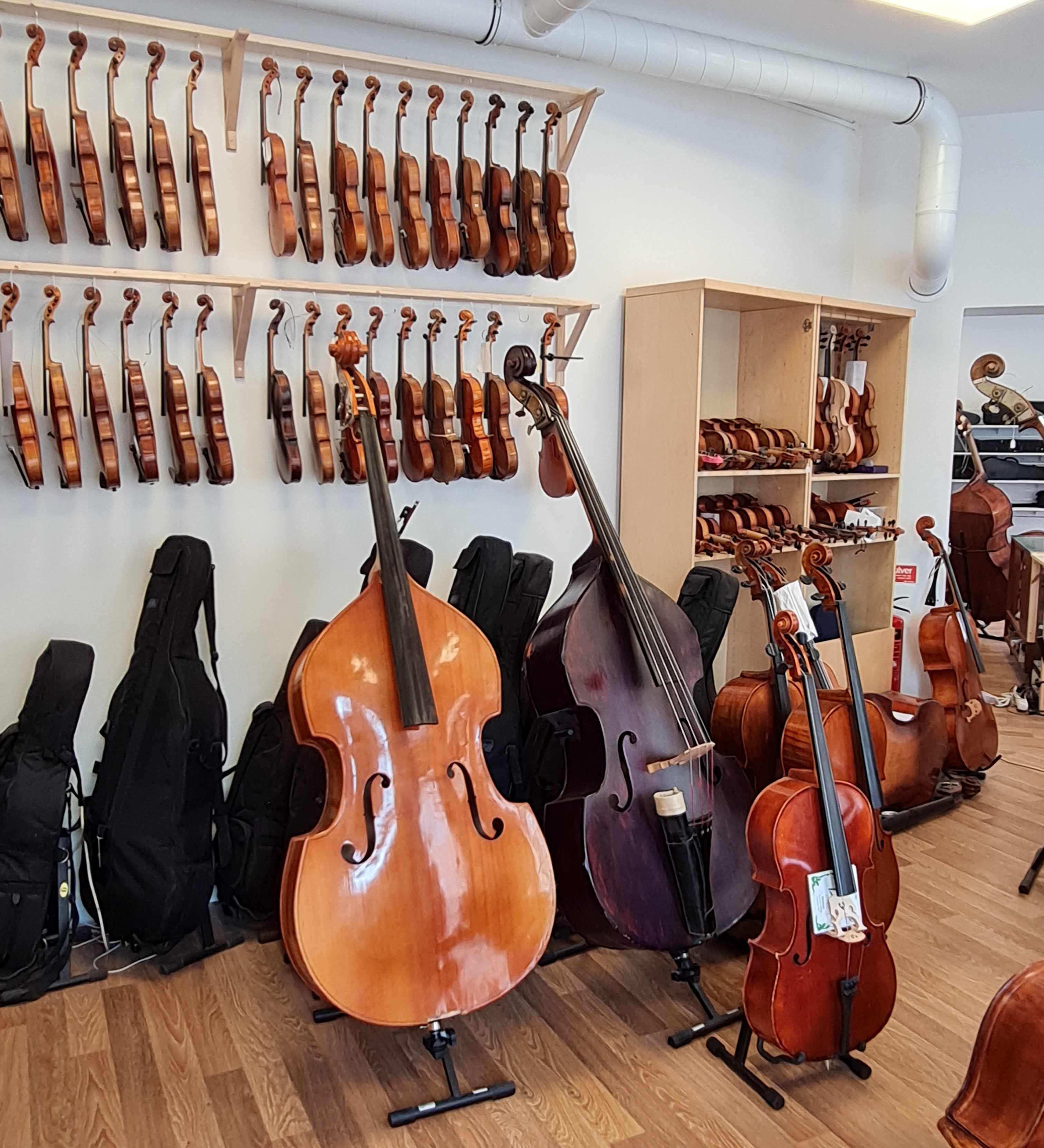 fioler, cello, violin i butiken